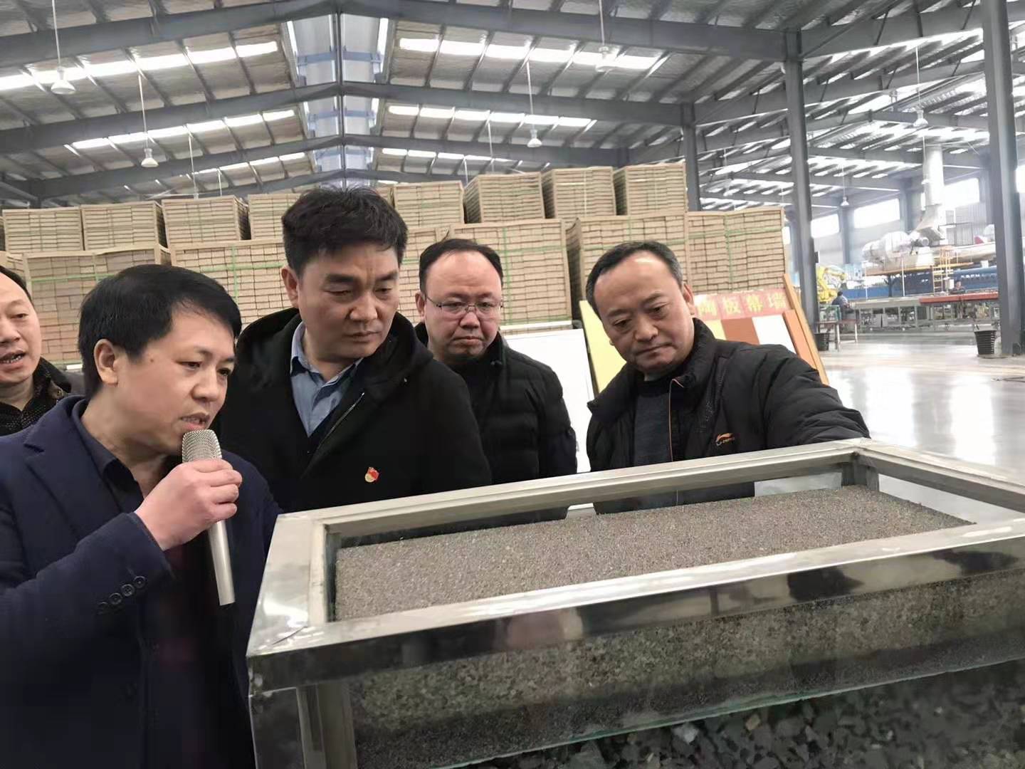 修武縣委常委，縣政府常務(wù)副縣長千懷貴眾光公司考察調(diào)研